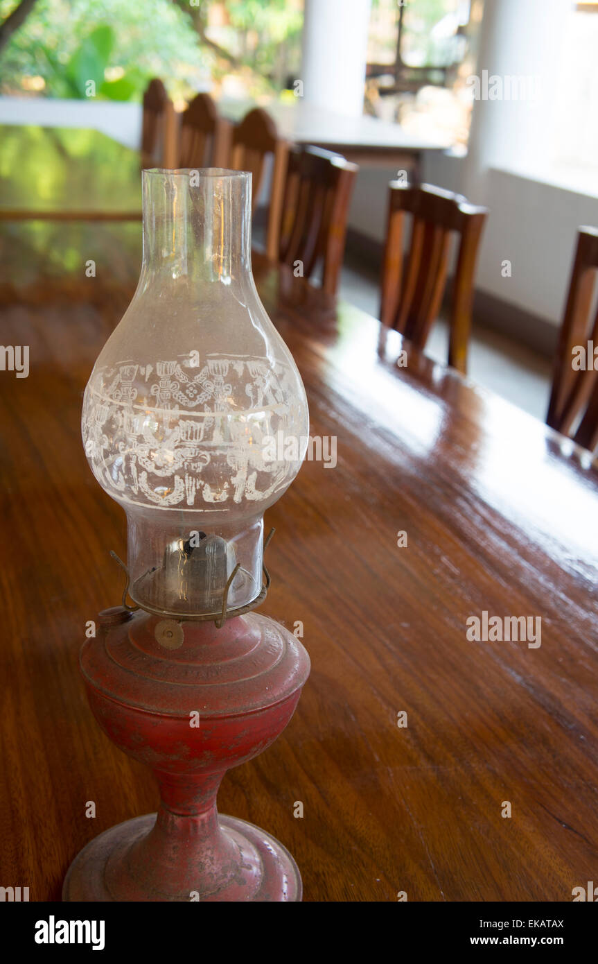 Lámpara de mesa de madera de teca de madera reflejo Foto de stock