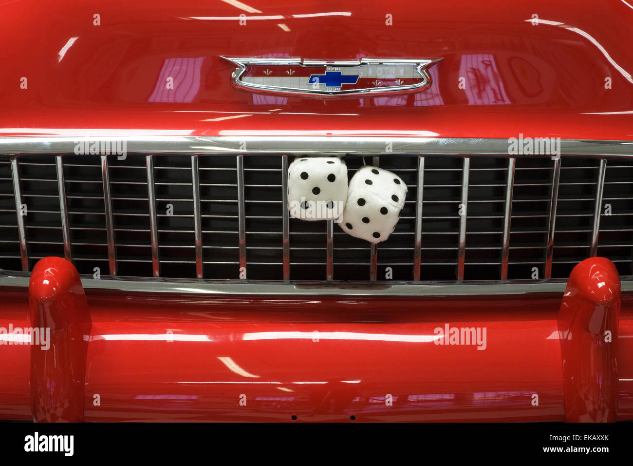 Un par de dados borrosos en la parrilla de un clásico de 1955 Chevy
