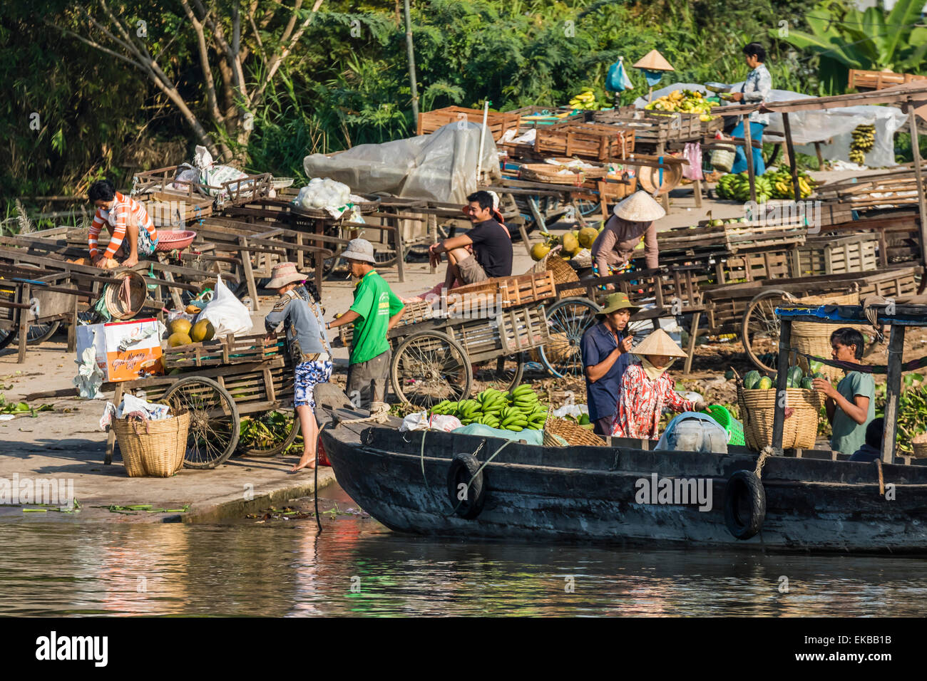 Las familias en el mercado flotante de vender productos y mercancías en Chau Doc, el Delta del Río Mekong, Vietnam, Indochina, en el sudeste de Asia, Asia Foto de stock