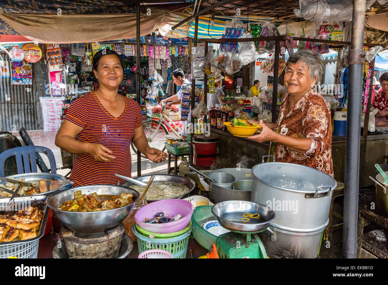 Comida fideos frescos para la venta en el mercado local en Chau Doc, el Delta del Río Mekong, Vietnam, Indochina, en el sudeste de Asia, Asia Foto de stock