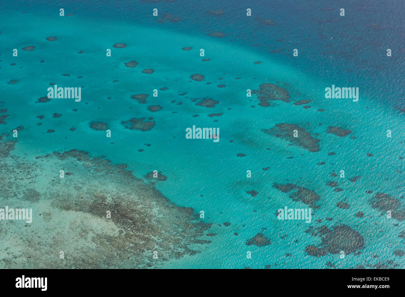 La fotografía aérea de formaciones de arrecifes de coral de la Gran Barrera de Coral, la UNESCO, cerca de Cairns, en el norte de Queensland, Australia, el Pacífico Foto de stock