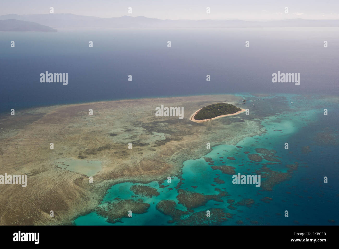 La fotografía aérea de formaciones de arrecifes de coral de la Gran Barrera de Coral, la UNESCO, cerca de Cairns, en el norte de Queensland, Australia, el Pacífico Foto de stock