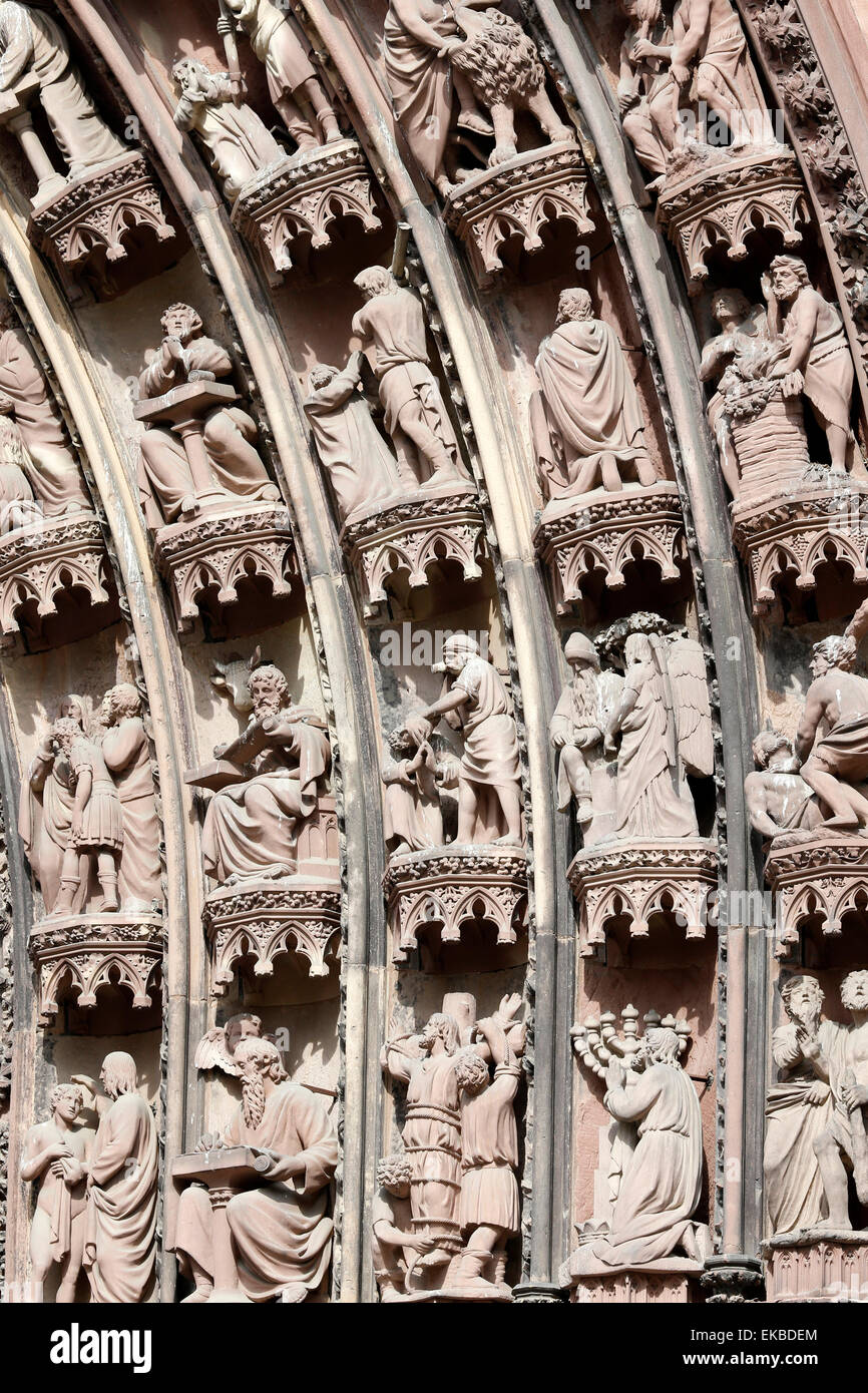 Escenas del Antiguo y Nuevo Testamento sobre los arcos de la Virgen en la catedral de Estrasburgo, Estrasburgo, Alsacia, Francia Foto de stock
