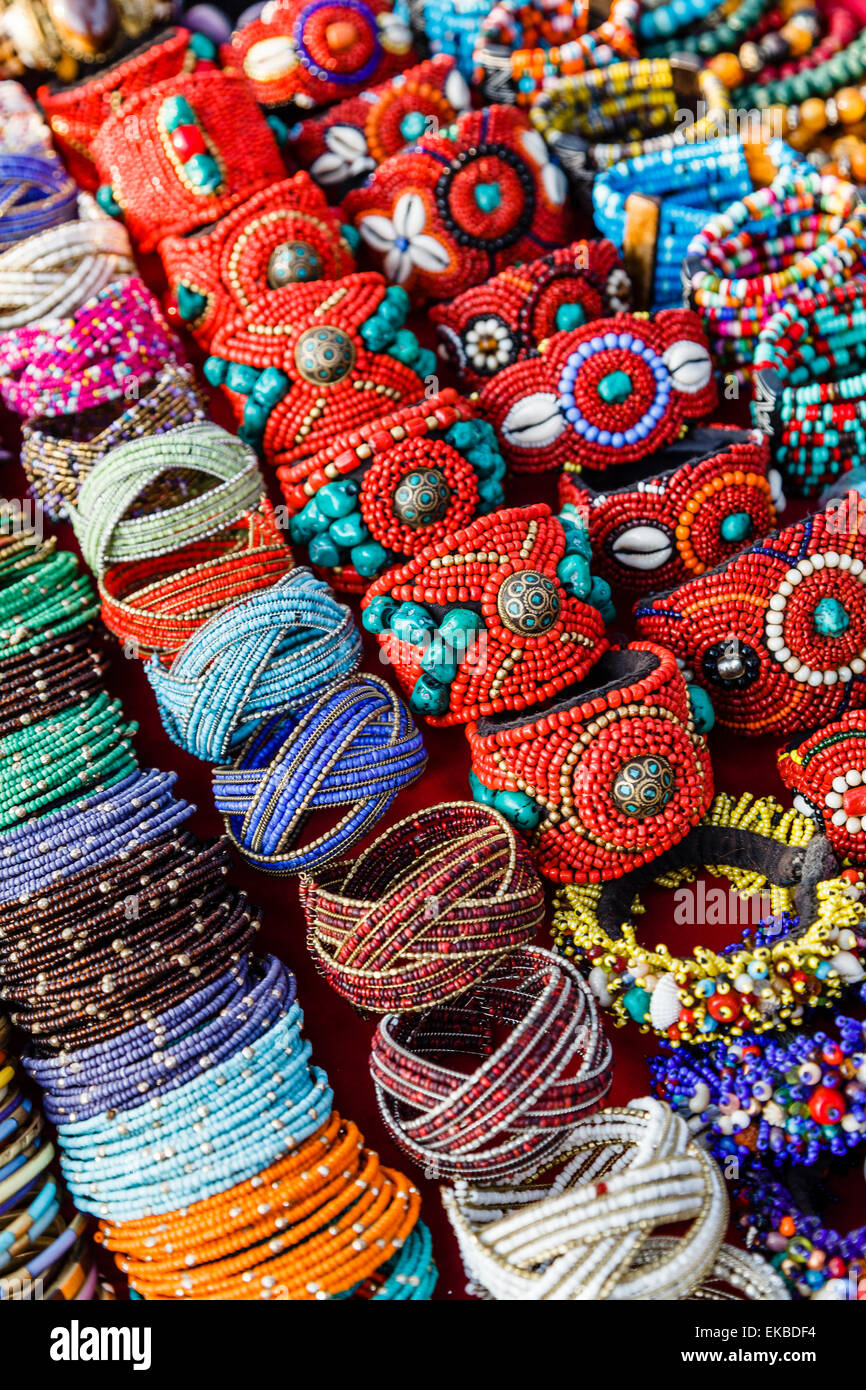 Detalle de pulseras y anillos en el mercado tibetano en miércoles en el Mercadillo de Anjuna, Goa, India, Asia Foto de stock