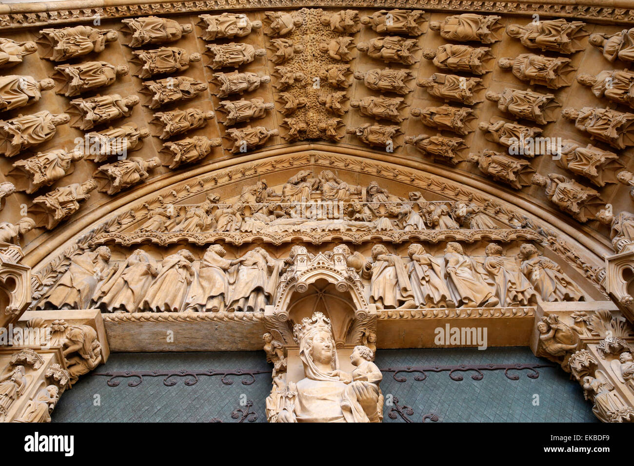 Portal de la Virgen, que data del siglo XIII, la catedral de Metz, Metz, Lorraine, Francia, Europa Foto de stock