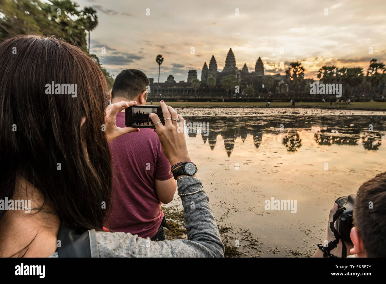 Los turistas fotografiando el amanecer en la entrada oeste de Angkor Wat, Angkor, UNESCO, Siem Reap, Camboya, Indochina, Asia Foto de stock
