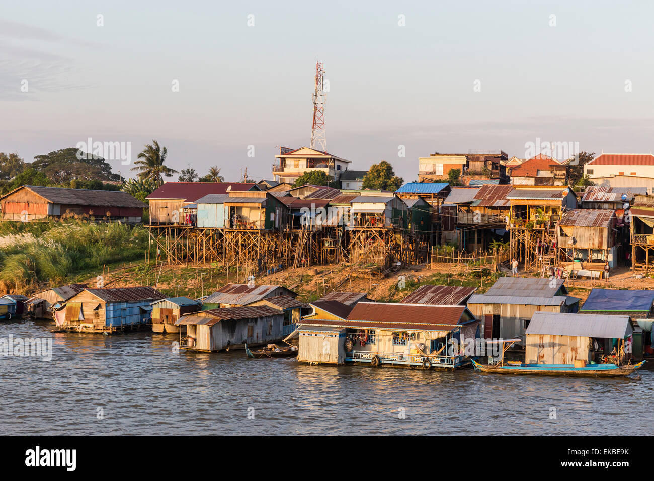 La vida a lo largo del Río Mekong, acercándose a la ciudad capital de Phnom Penh, Camboya, en Indochina, en el sudeste de Asia, Asia Foto de stock