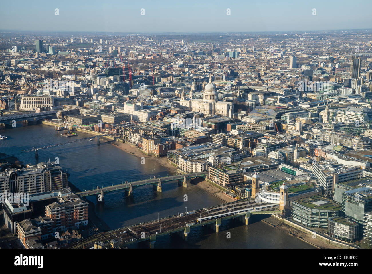 Vista elevada del río Támesis y el skyline londinense mirando al oeste de Londres, Inglaterra, Reino Unido, Europa Foto de stock