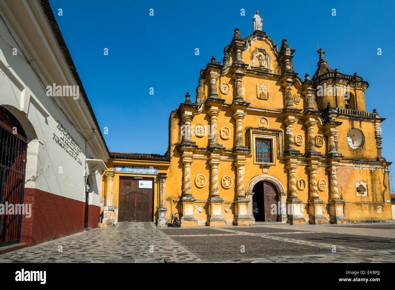 De estilo mexicano con fachada barroca de la Iglesia de la recoleccion iglesia construida en 1786, León, Nicaragua Foto de stock