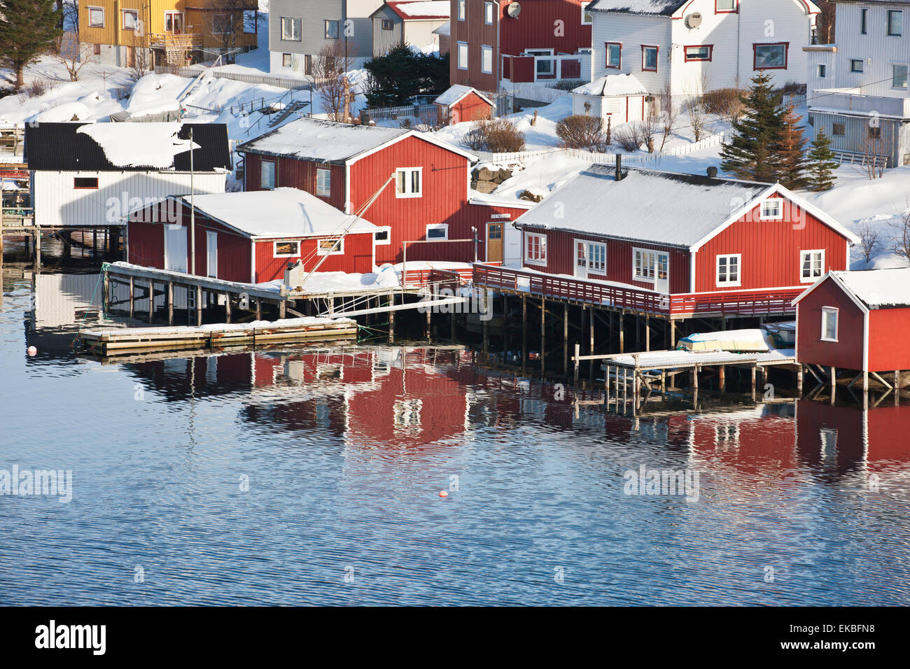 Cabañas de madera en el borde de las aguas en la ciudad de Raine en el Ártico, las islas Lofoten, Noruega, Escandinavia, Europa Foto de stock