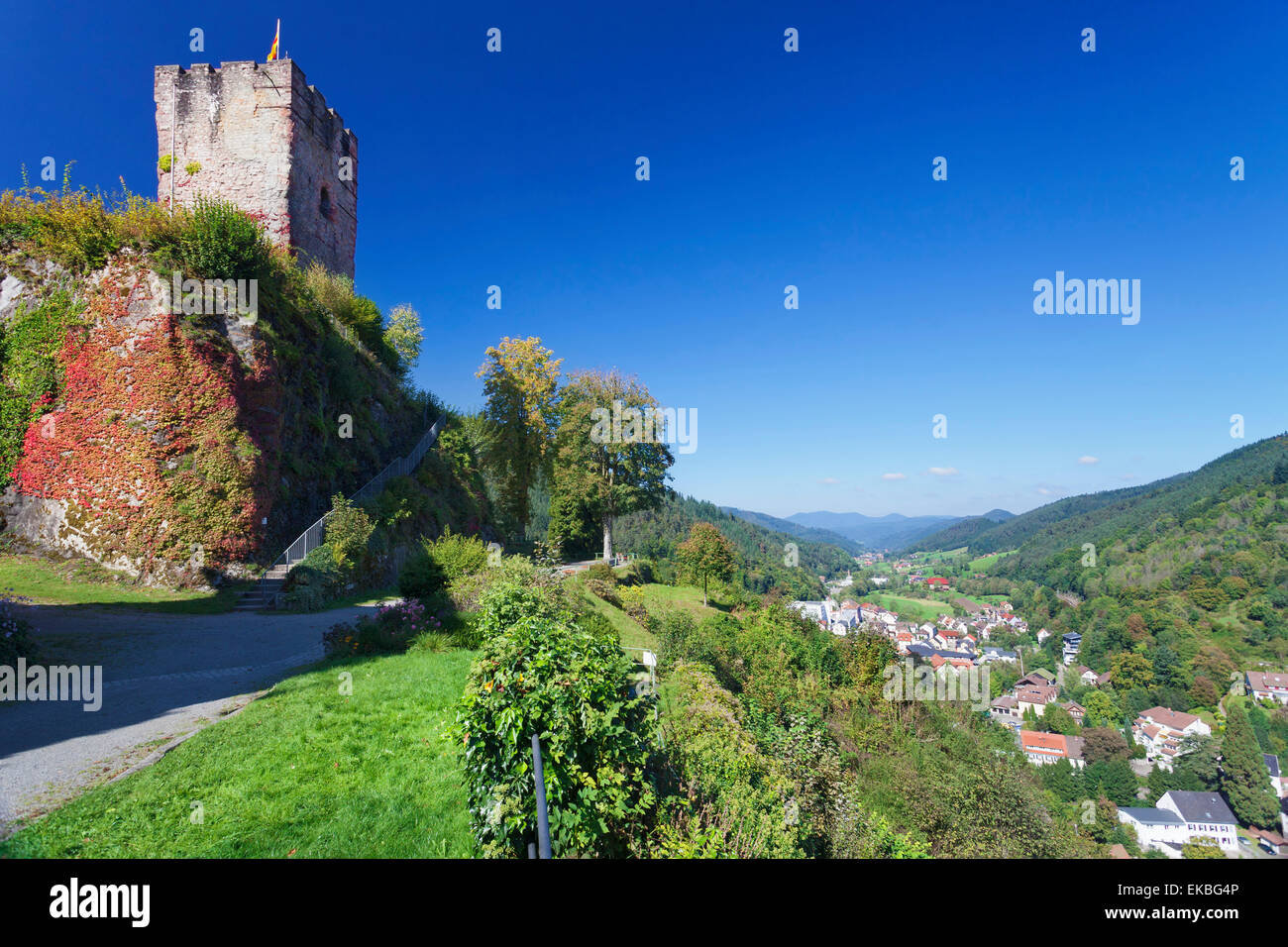 Castillo de Hornberg y vistas sobre el valle Gutachtal, Selva Negra, Baden Wurttemberg, Alemania, Europa Foto de stock
