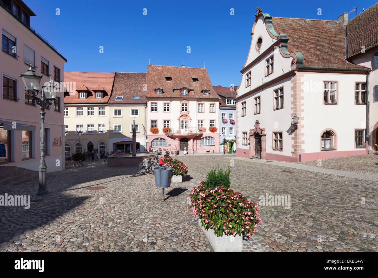 La plaza del mercado, el Antiguo Ayuntamiento, Endingen, Kaiserstuhl, Breisgau, Selva Negra, Baden Wurttemberg, Alemania, Europa Foto de stock