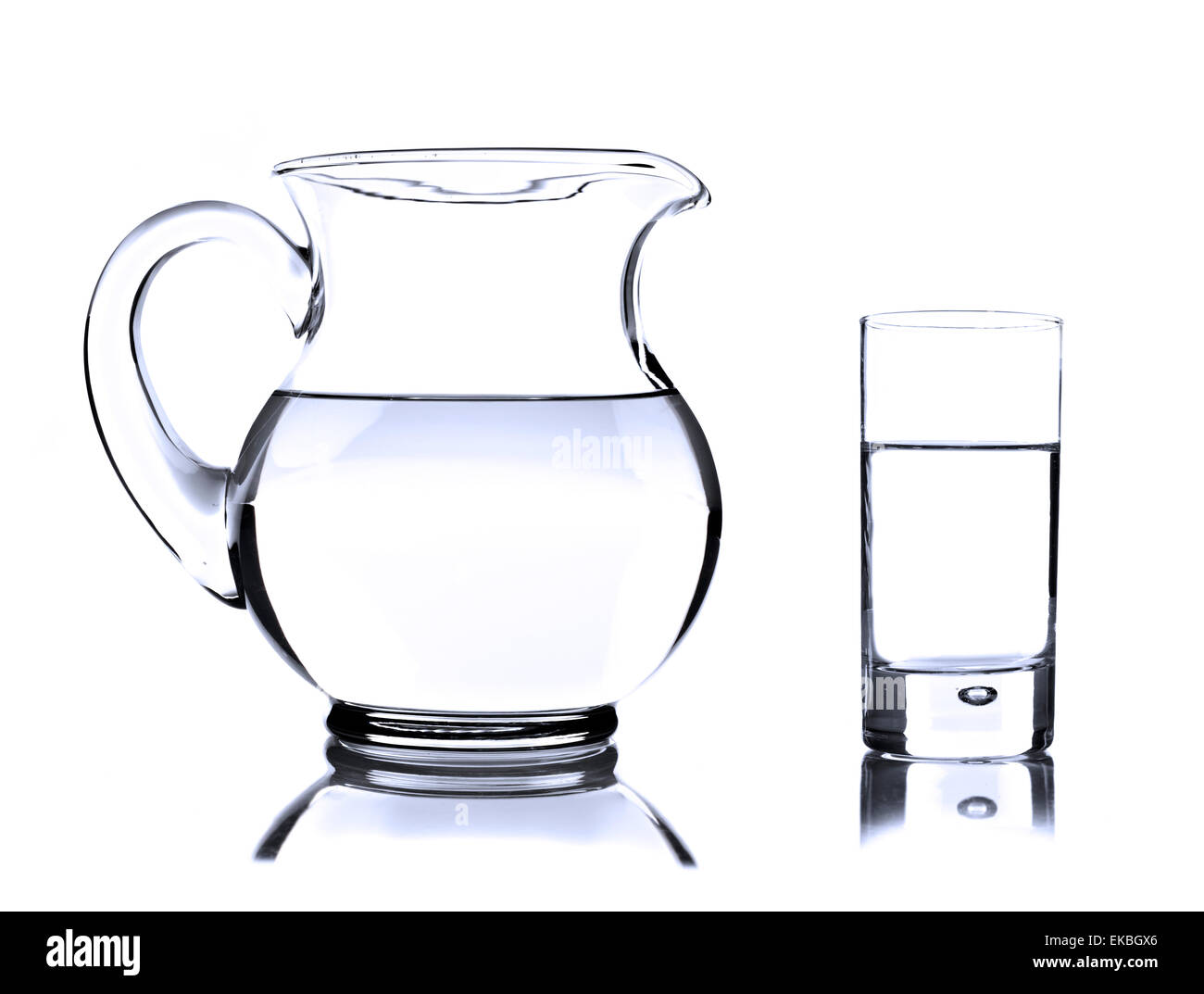 jarra de vidrio con agua 1740786 Foto de stock en Vecteezy