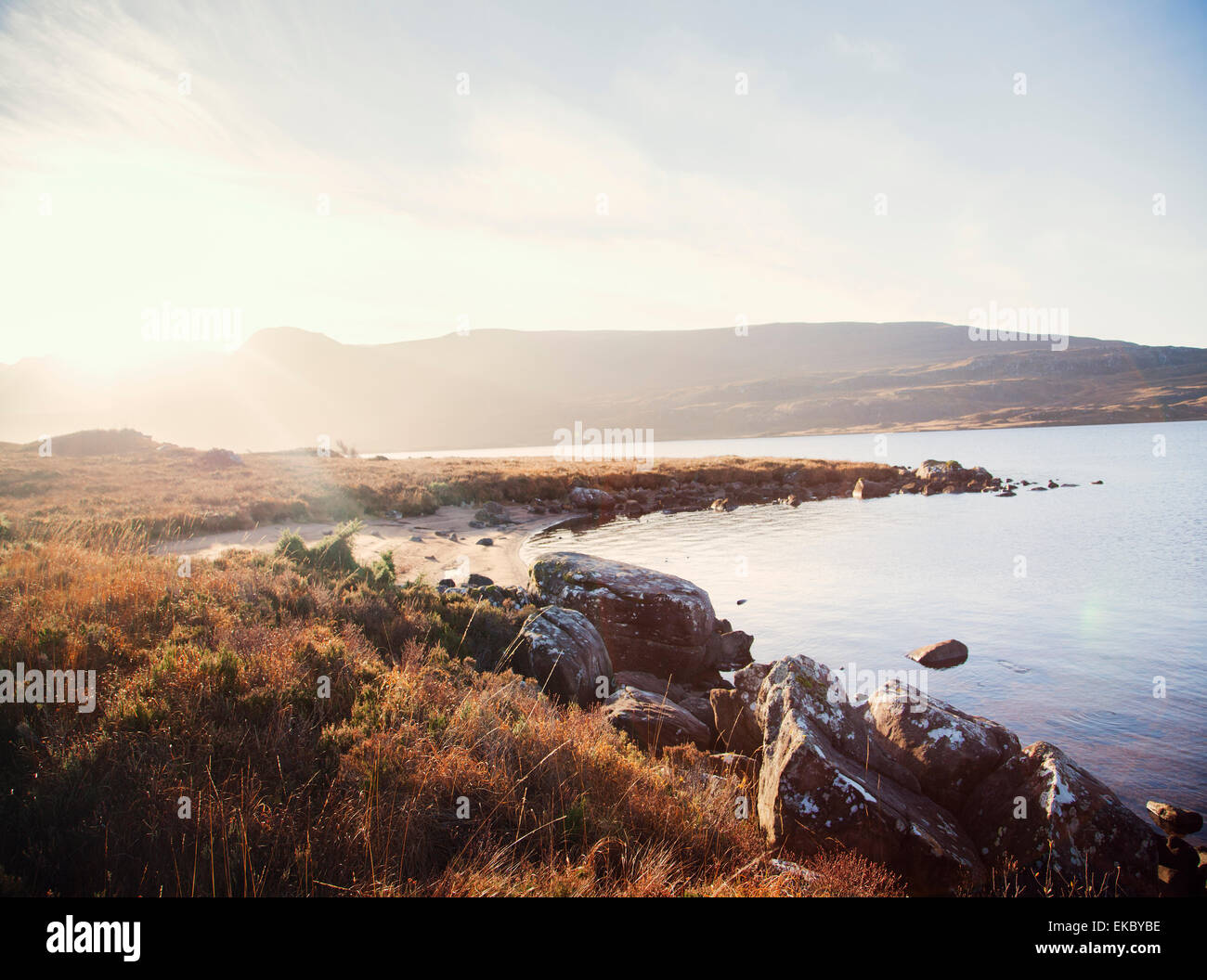 Tierra montañosa loch al amanecer, North West Highlands, Scotland, Reino Unido Foto de stock