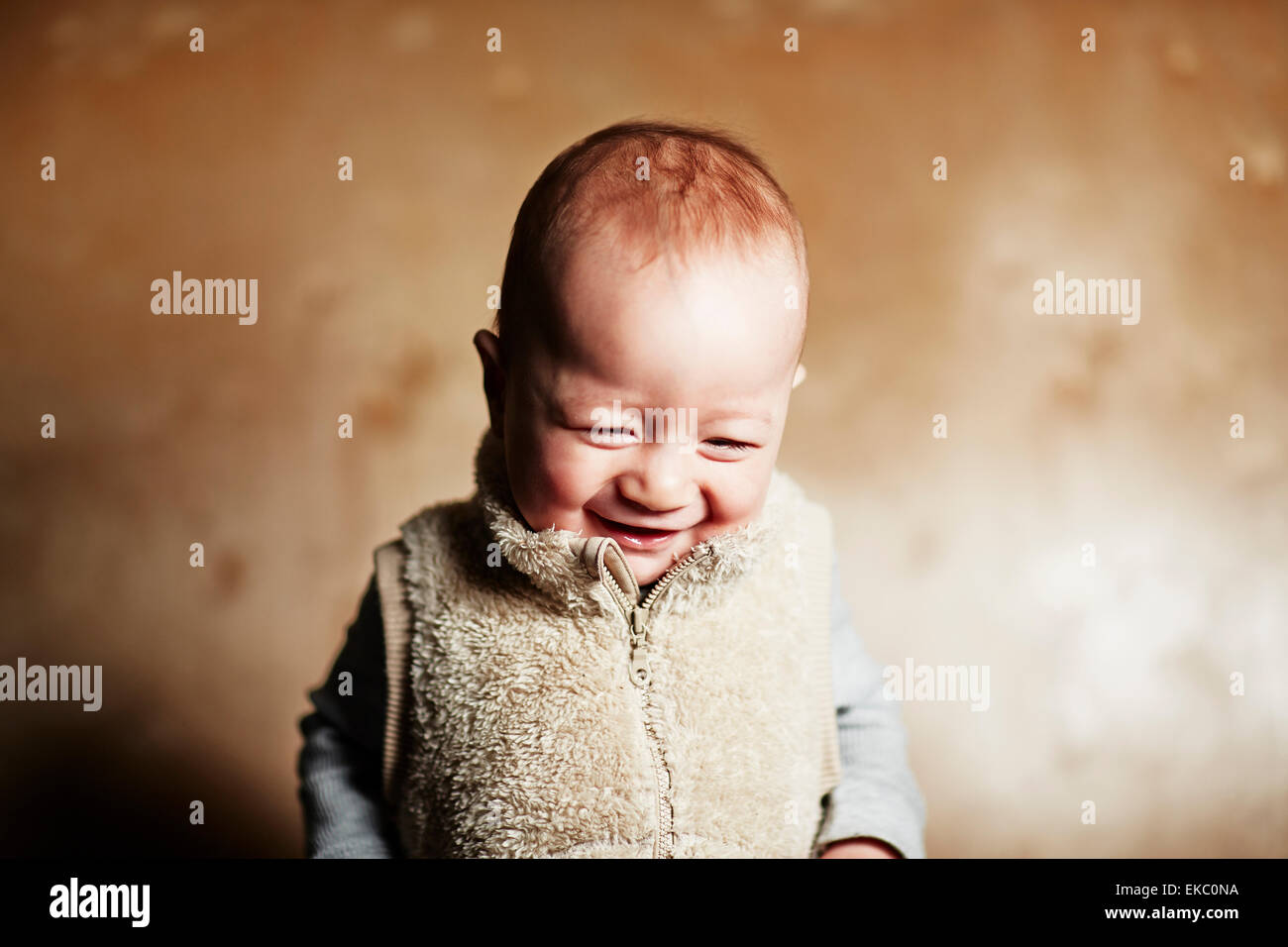 Retrato de lindo bebé niño mirando hacia abajo y cuchicheando Foto de stock