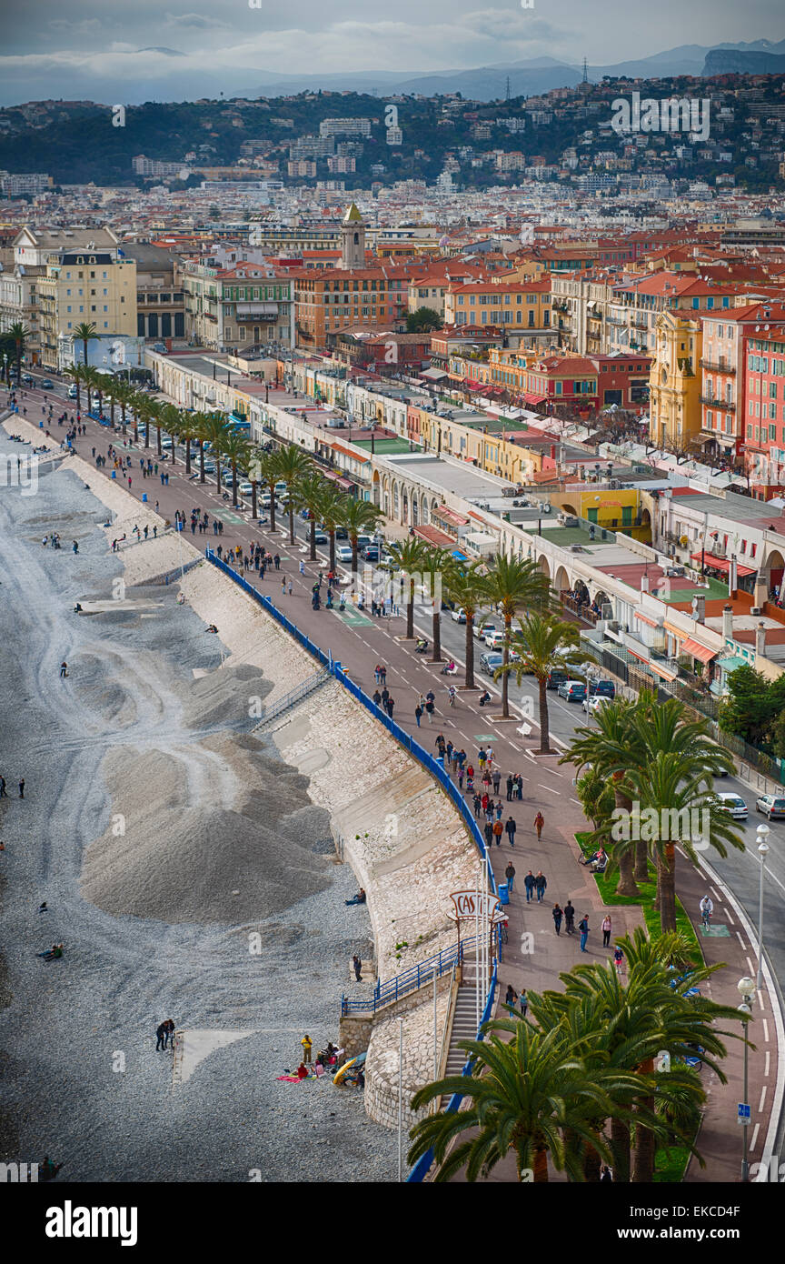 Promenade des Anglais en Niza desde una elevada posición tomada desde el Parc de la Colline du Château (Castillo) Foto de stock