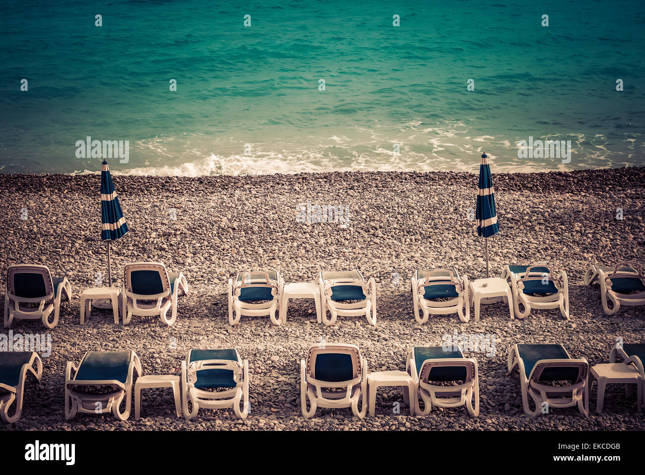 Una playa desierta, escena con reposeras y sombrillas de vacío cerrado Foto de stock