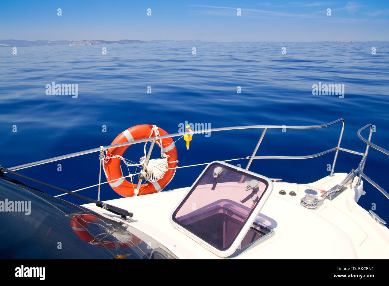Barco de vela de proa claraboya abierta mar tranquilo azul Fotografía de  stock - Alamy