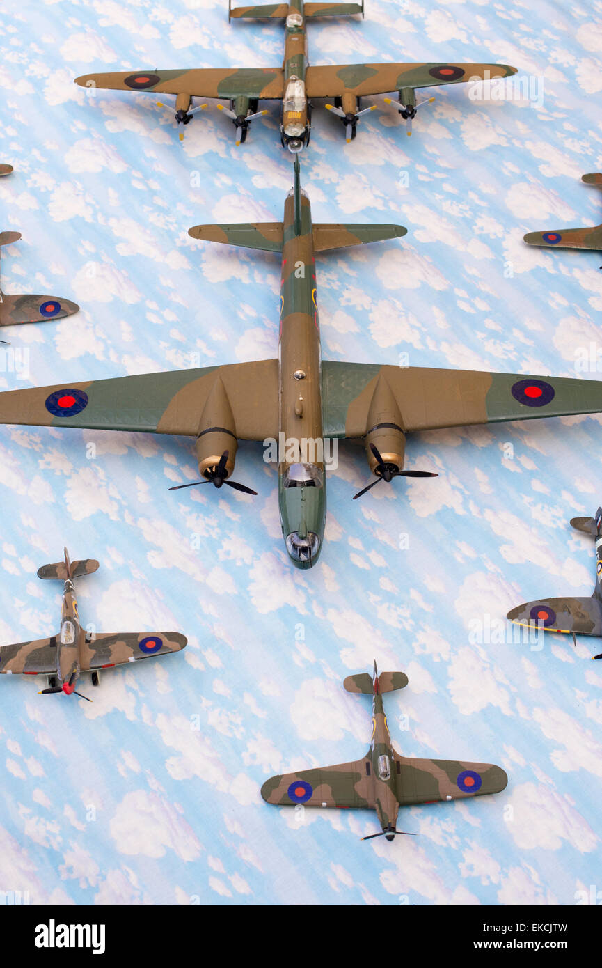 WW2 modelo Airfix aviones del ejército británico en una nube del cielo de fondo de material Foto de stock