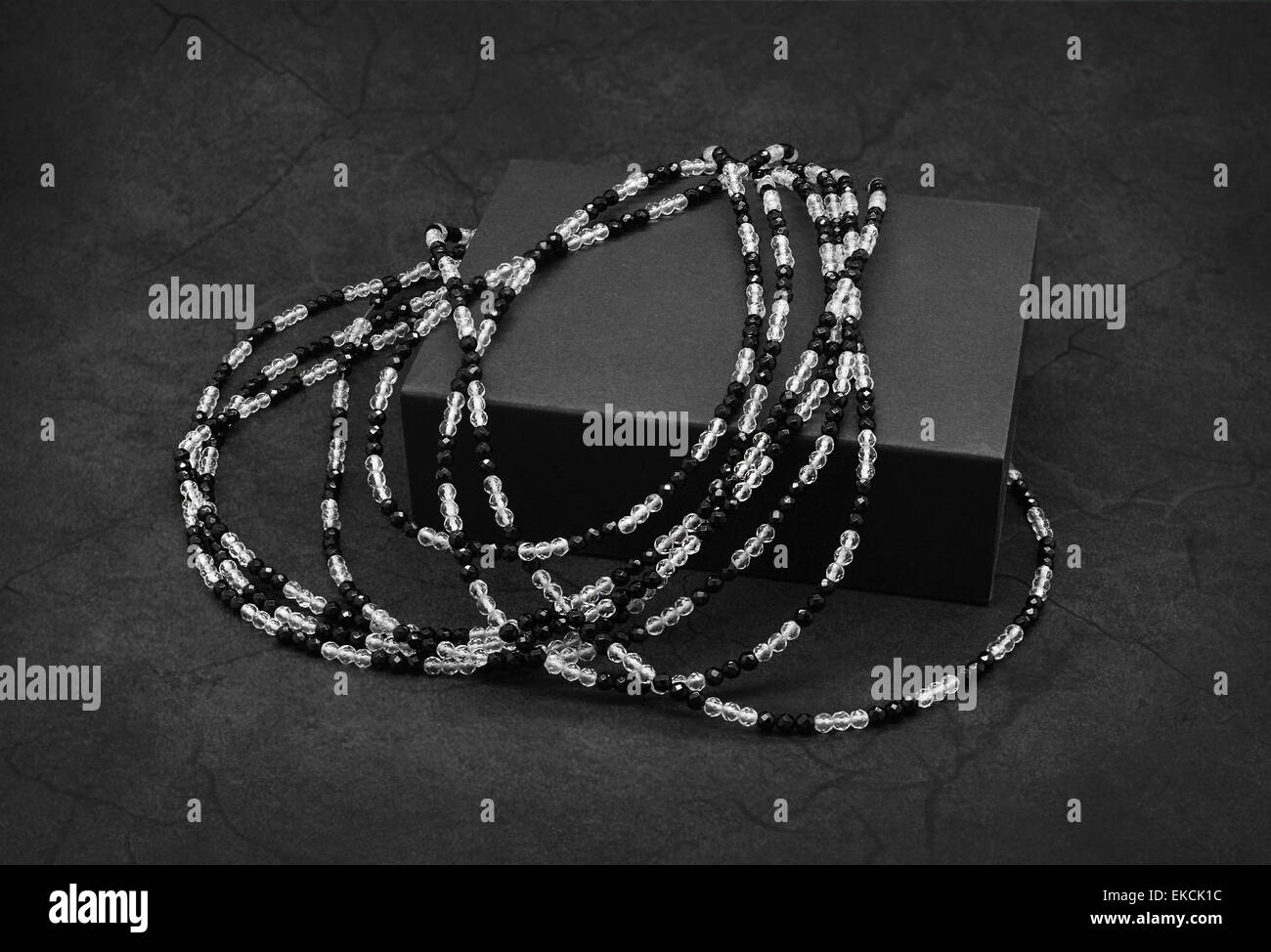 Cordones en blanco y negro sobre el fondo gris oscuro agrietado. Foto de stock