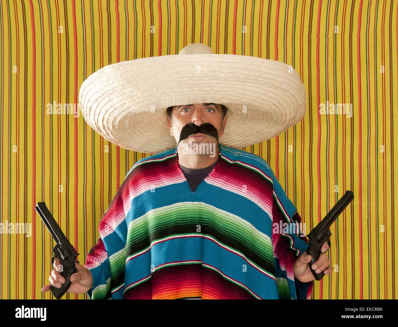 Bandit revolver bigote pistolero mexicano sombrero Fotografía de stock -  Alamy