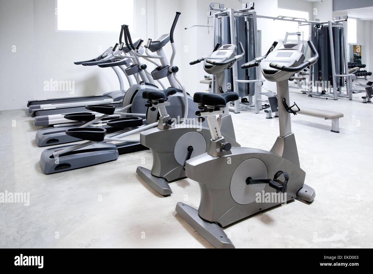 Cross trainer elíptico, bicicleta fija caminadora Fotografía de stock -  Alamy