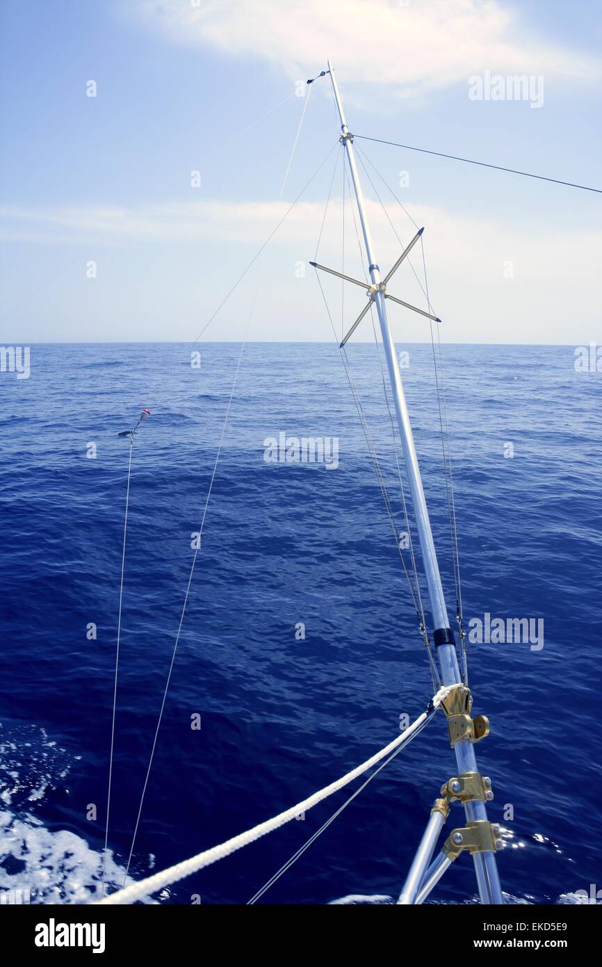 Mar azul con accesorios de barcos de outrigger Fotografía de stock - Alamy