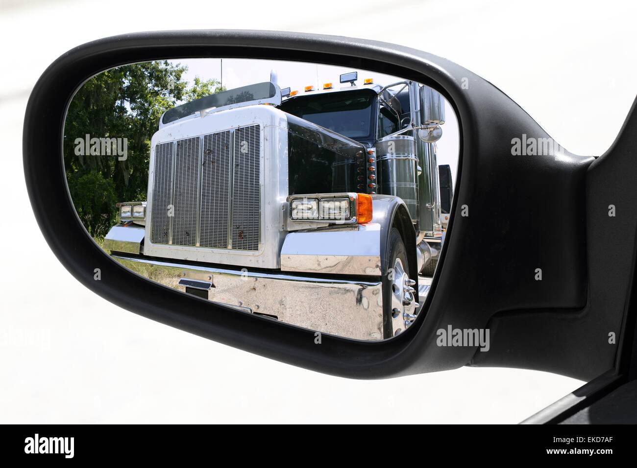 Espejo retrovisor coche adelantar un camión grande Fotografía de stock -  Alamy
