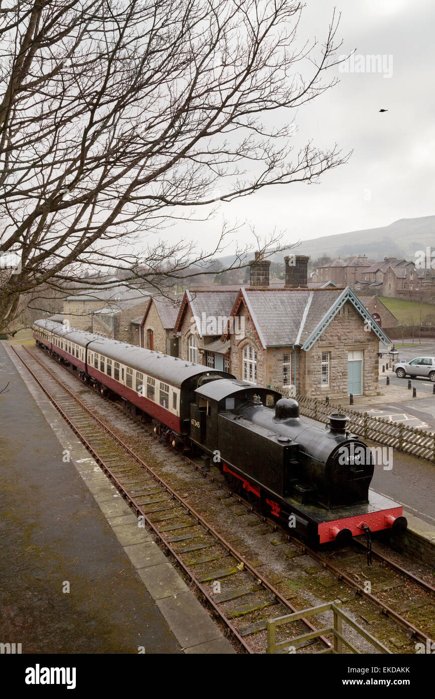 Exposición de un viejo tren en la antigua estación de ferrocarril Hawes, ahora el Museo Rural Dales, Yorkshire Dales, Hawes, Inglaterra, Reino Unido. Foto de stock