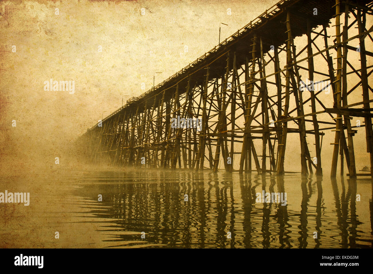 La estructura del puente de madera más larga en la imagen antigua Foto de stock