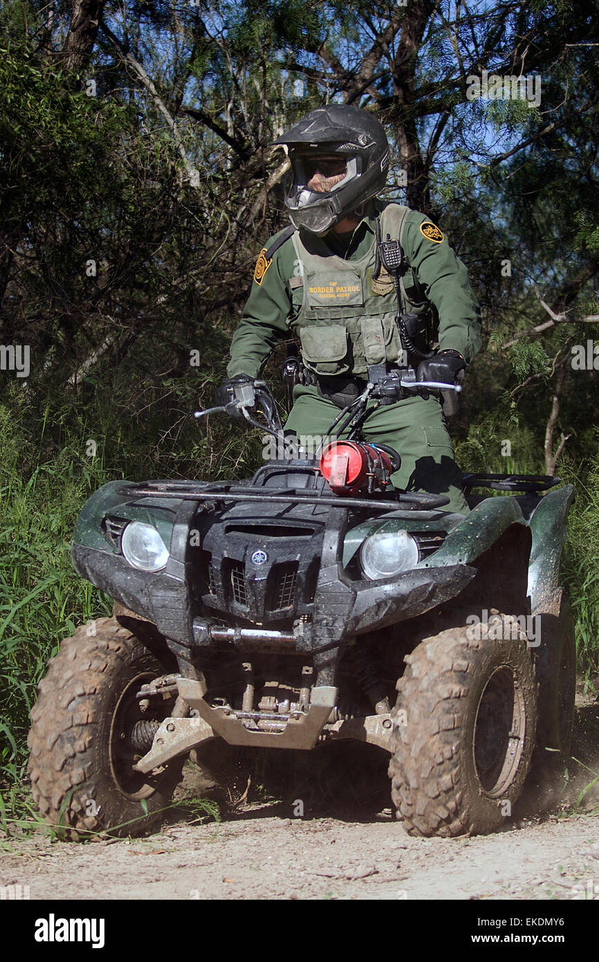 Agente de la Patrulla Fronteriza de Patrullas Fronterizas del Sur de Texas  en un vehículo todo terreno (ATV) tomada el 23 de septiembre de 2013. Donna  Burton Fotografía de stock - Alamy