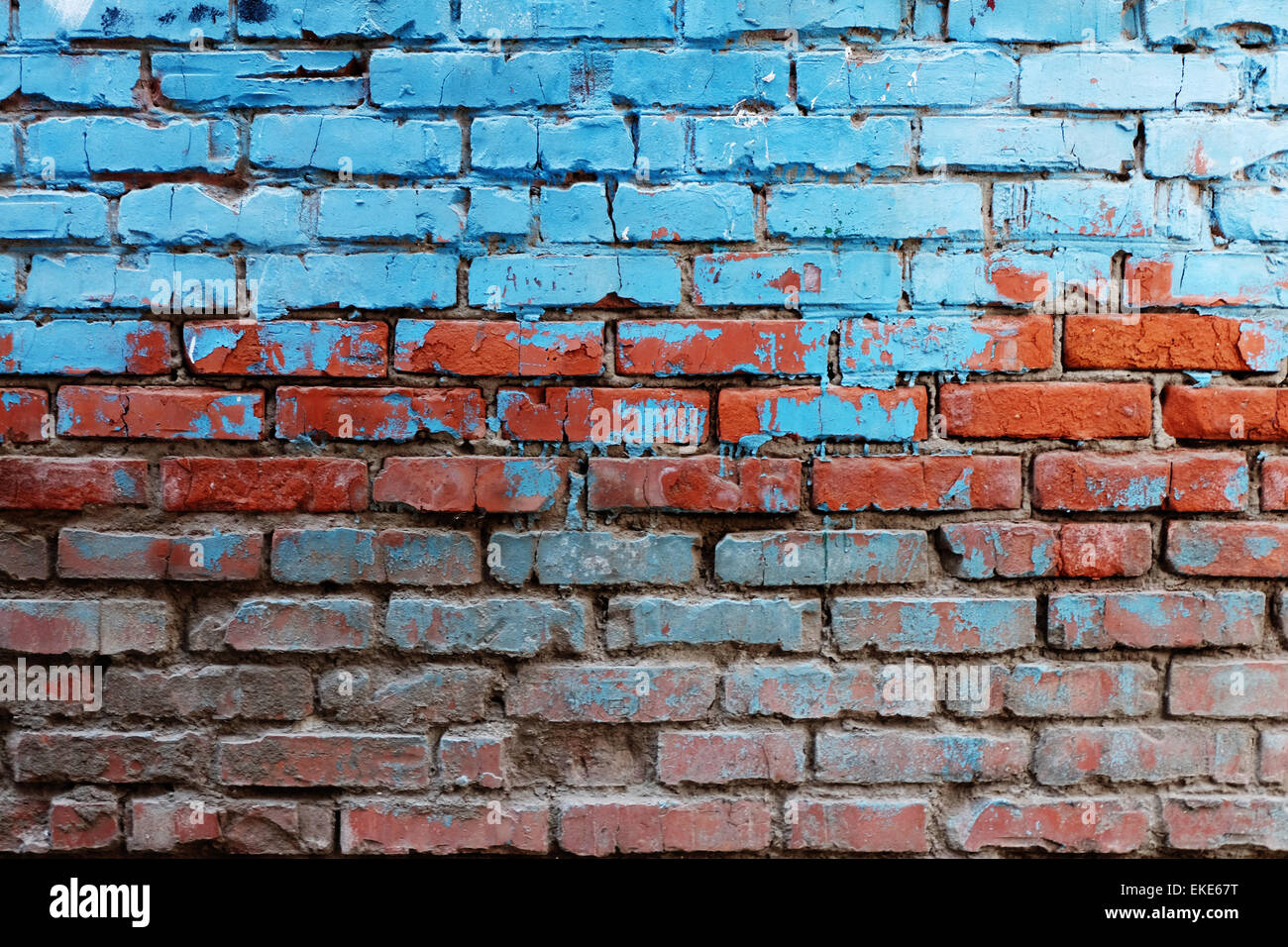 Viejo muro de ladrillo rojo mitad pintadas en color azul brillante un montón de copyspace antecedentes Foto de stock