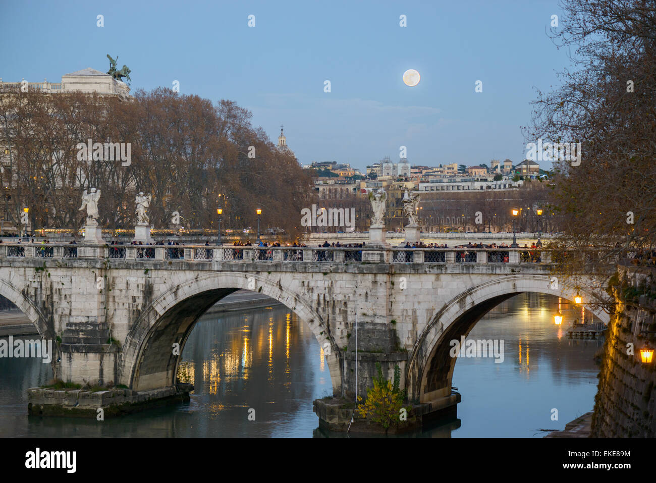 Puente sobre el río Tevere, en Roma, cerca del Vaticano Foto de stock