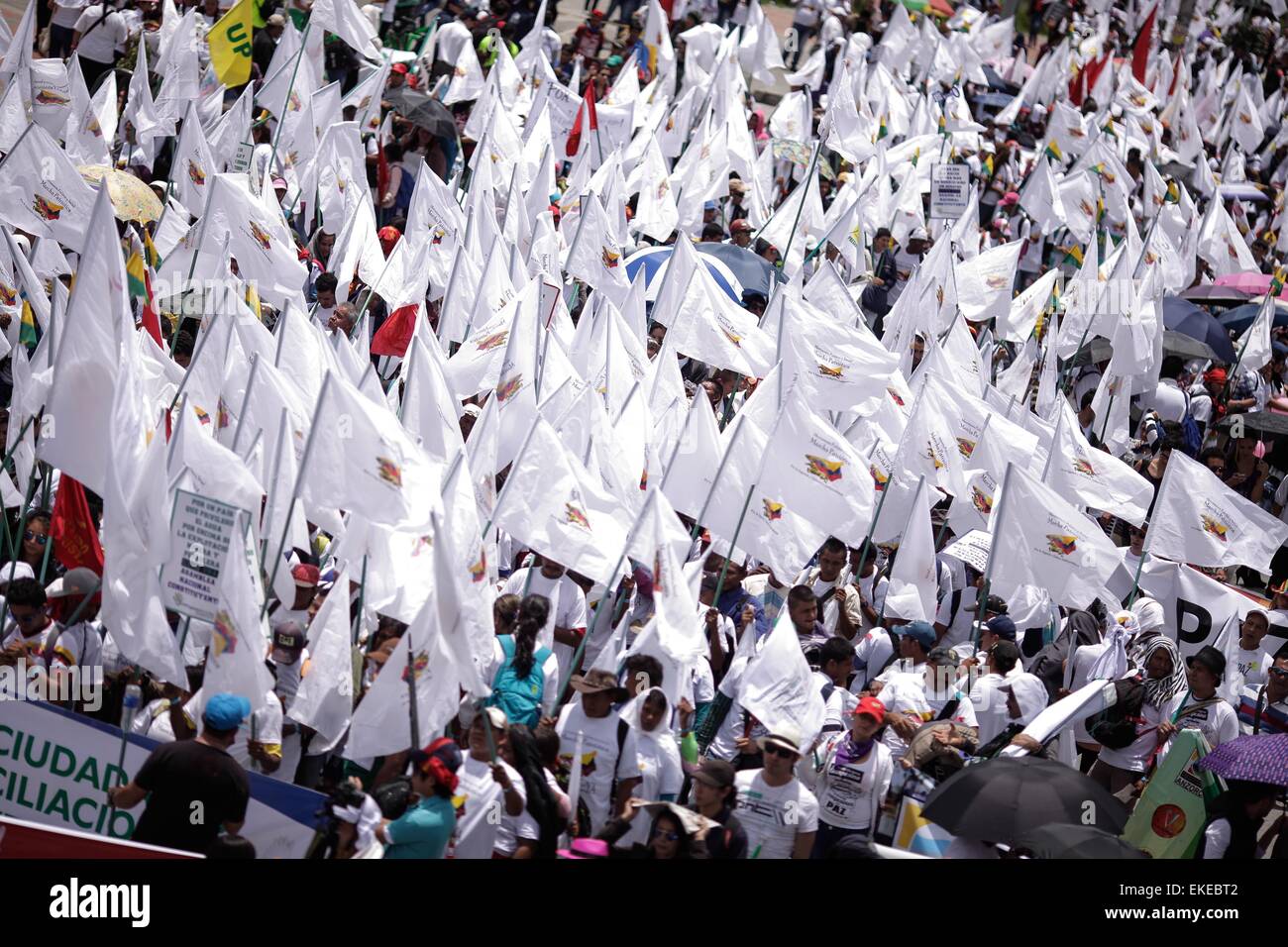 Bogotá, Colombia. 9 abr, 2015. Los residentes toman parte en la marcha por la paz, marcando el Día Nacional de la memoria y solidaridad con las víctimas de los conflictos armados, en Bogotá, Colombia, el 9 de abril de 2015. © Jhon Paz/Xinhua/Alamy Live News Foto de stock