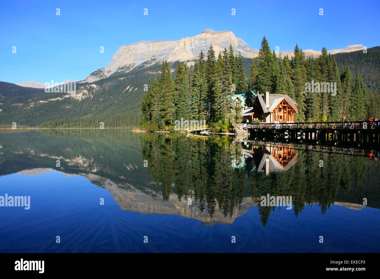 Las montañas se reflejan en el lago Esmeralda, el Parque Nacional Yoho, British Columbia, Canadá Foto de stock