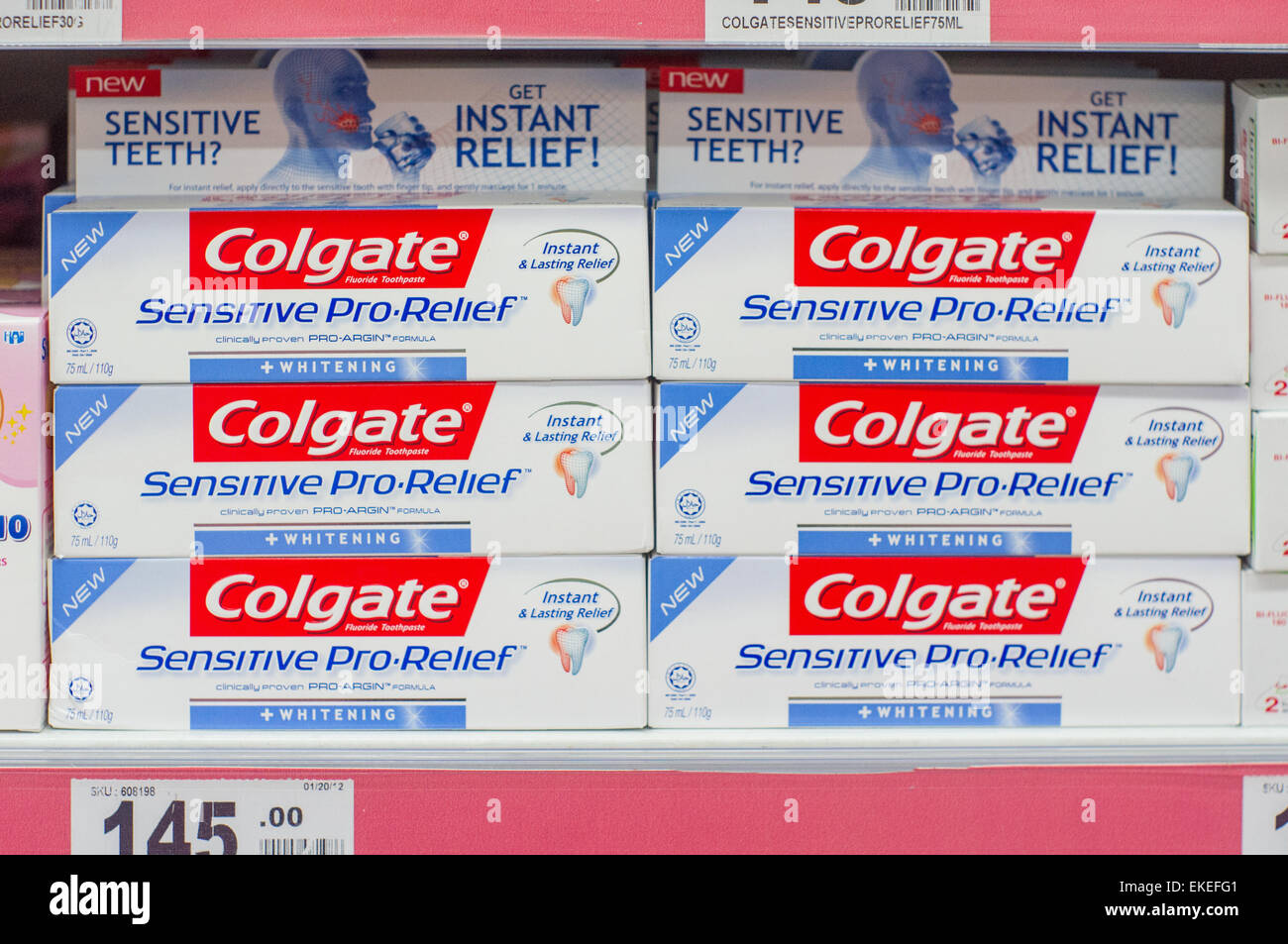 Pasta dental Colgate para dientes sensibles en la estantería del  supermercado Fotografía de stock - Alamy