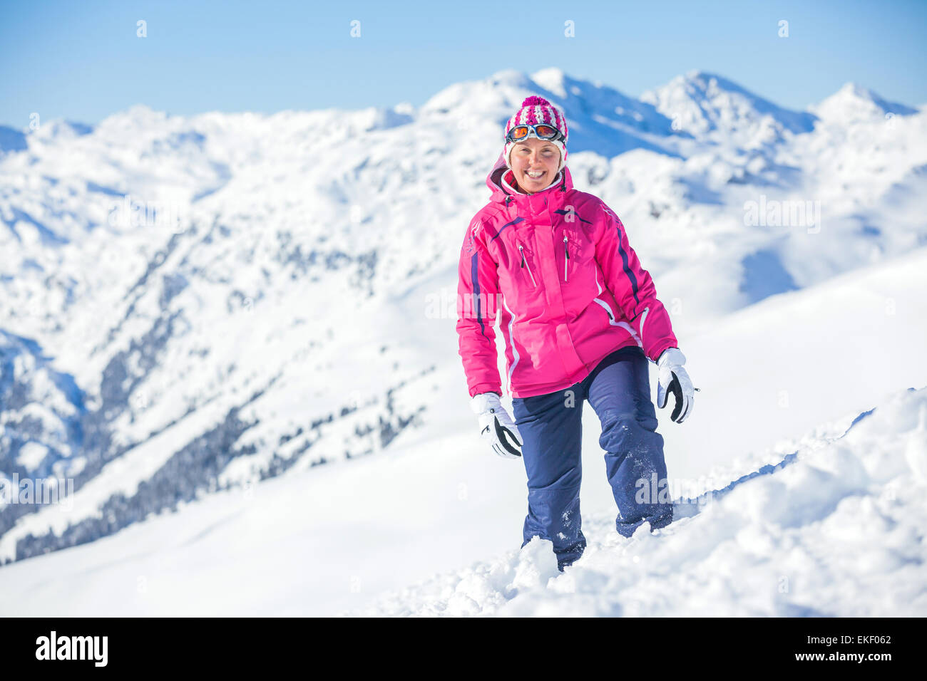 Joven con esquíes y un desgaste de esquí Foto de stock