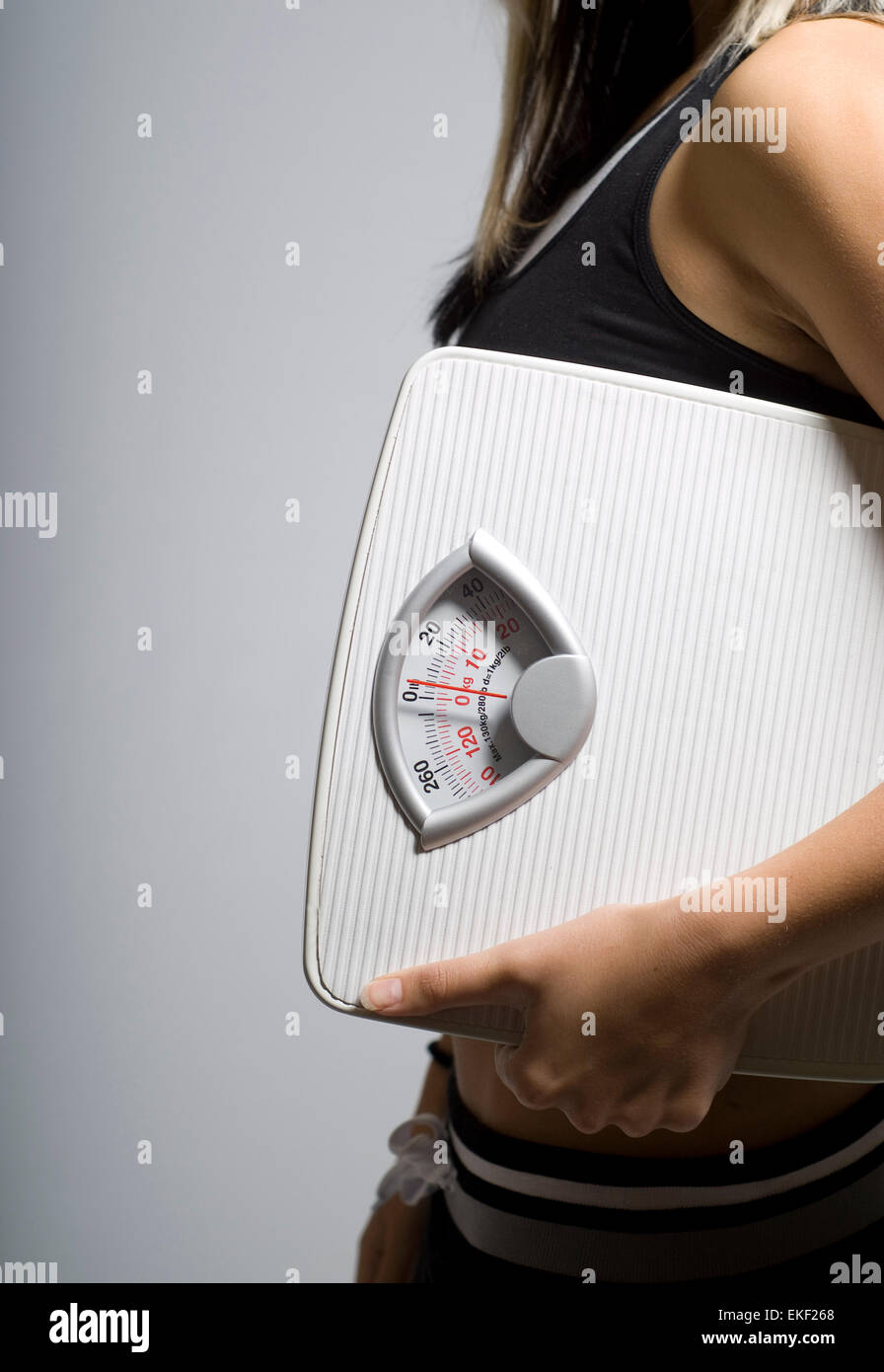 Escala de la dieta y de la mujer de forma vertical Foto de stock