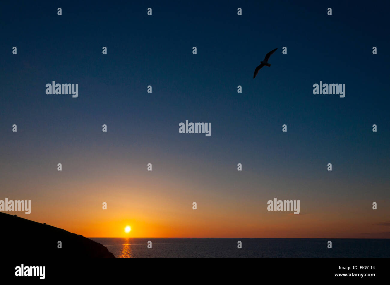 Puesta de sol sobre el Océano Atlántico en Cornualles, Inglaterra Foto de stock