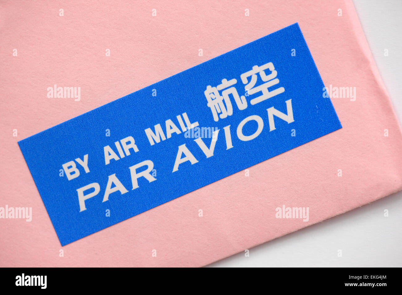 Por correo aéreo par avion etiqueta en una envoltura rosa Foto de stock
