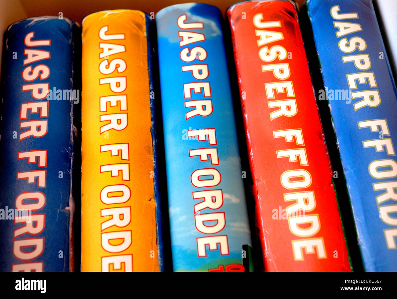 Jasper Fforde libros de tapa dura en una estantería Foto de stock