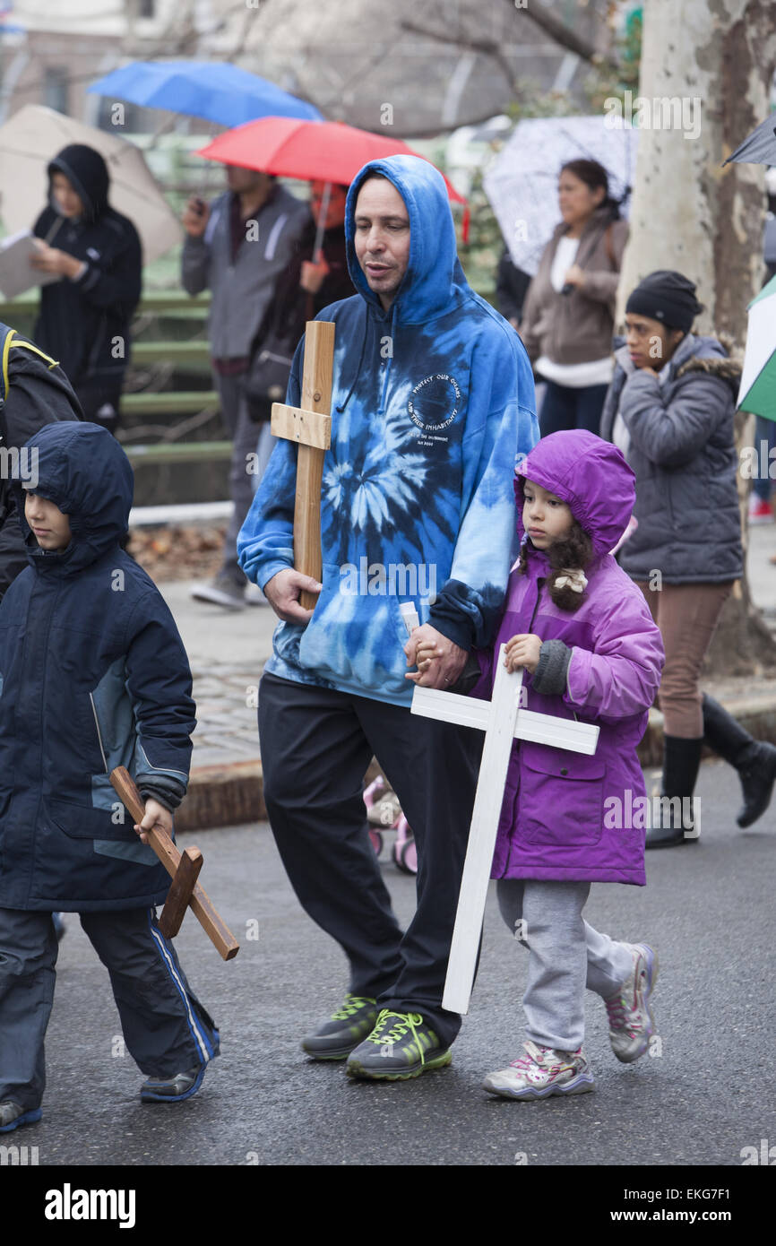 Procesión del Viernes santo de las estaciones de la Cruz recitó en