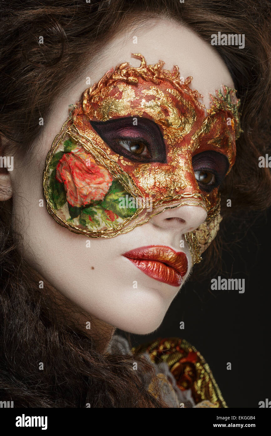 Fotomural Joven y bella mujer misteriosa máscara veneciana de oro 