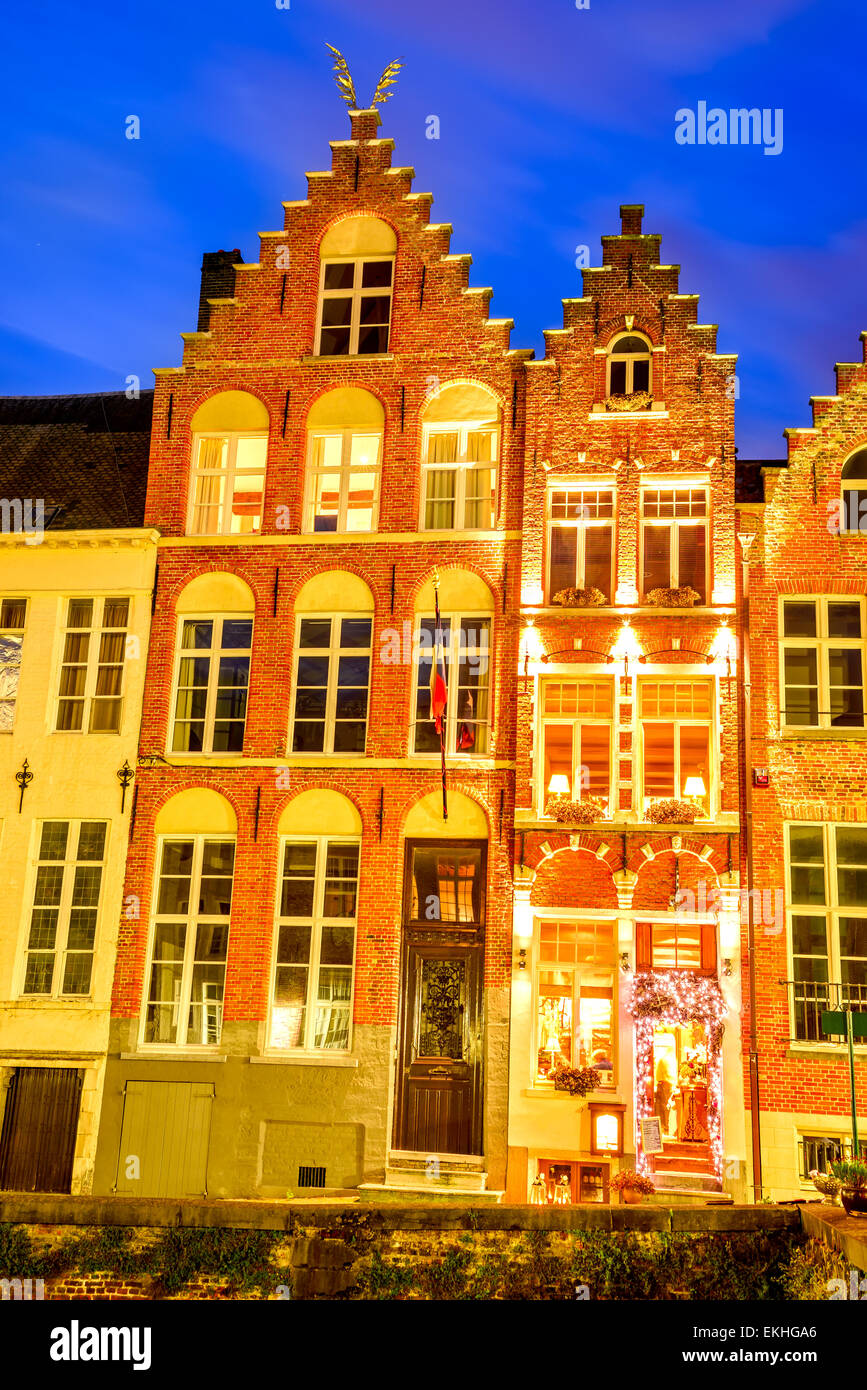 Brujas, Bélgica. Imagen nocturna con viejas casas medievales, fachada de ladrillo en Brujas, Flandes Occidental en los países del Benelux. Foto de stock