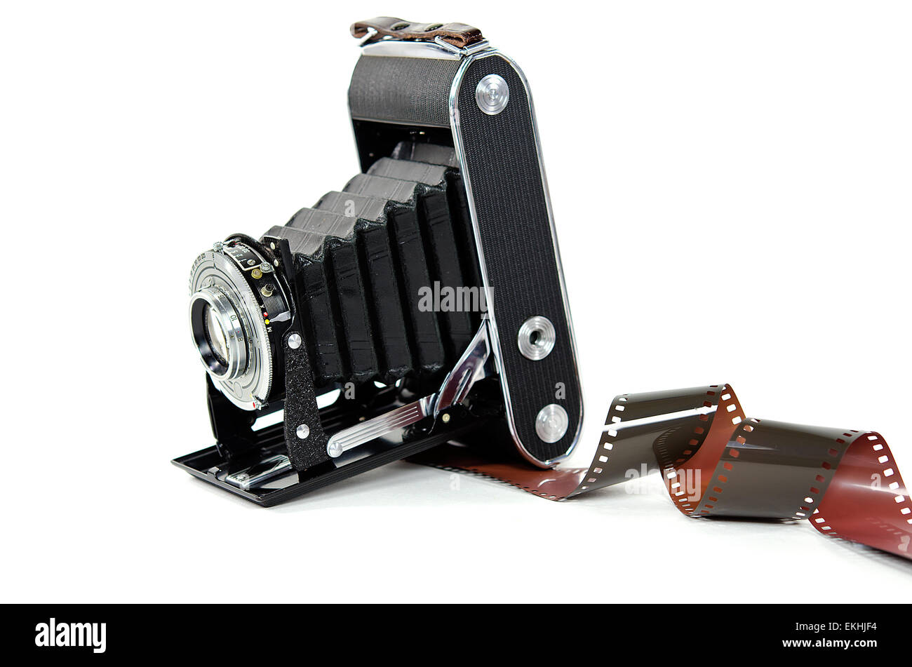 Vintage cámara de fuelle con rollo de película aislado en blanco