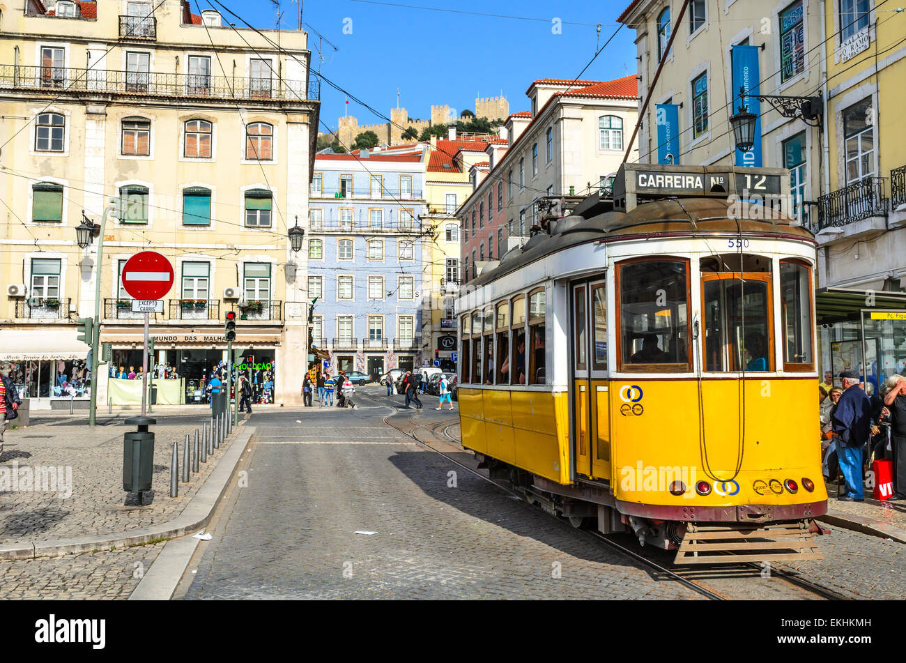 Tranvías tradicionales sobre calle medieval de Alfama, el antiguo distrito de Lisboa, Portugal. Foto de stock