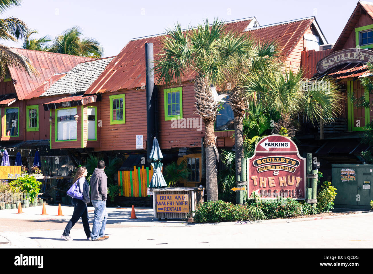 Pareja de turistas caminando , John's Pass Village, Madeira Beach, Florida Foto de stock