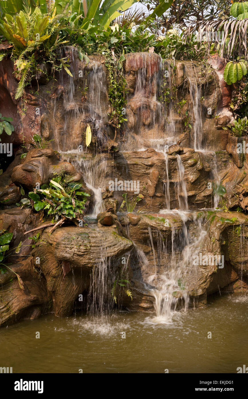 Jardín tropical y cascada de agua, cascadas de agua Foto de stock
