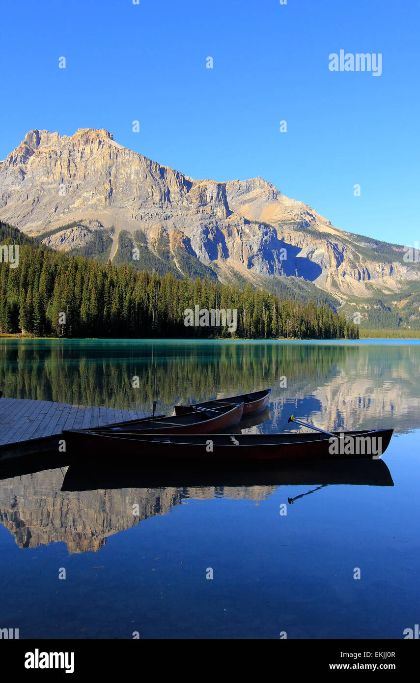 Las montañas se reflejan en el lago Esmeralda, el Parque Nacional Yoho, British Columbia, Canadá Foto de stock