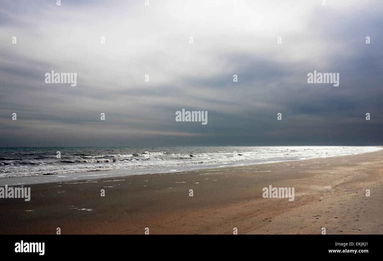 Una playa tranquila escena con cielo amenazador. Foto de stock